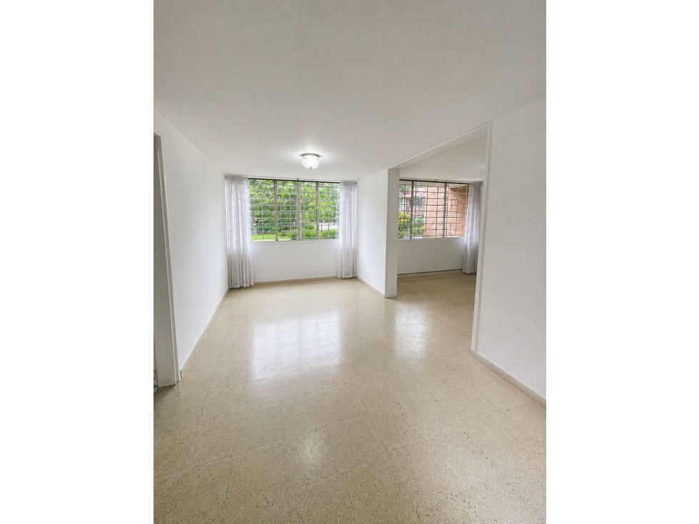 ARRIENDO APARTAMENTO AMPLIO PRIMER PISO
