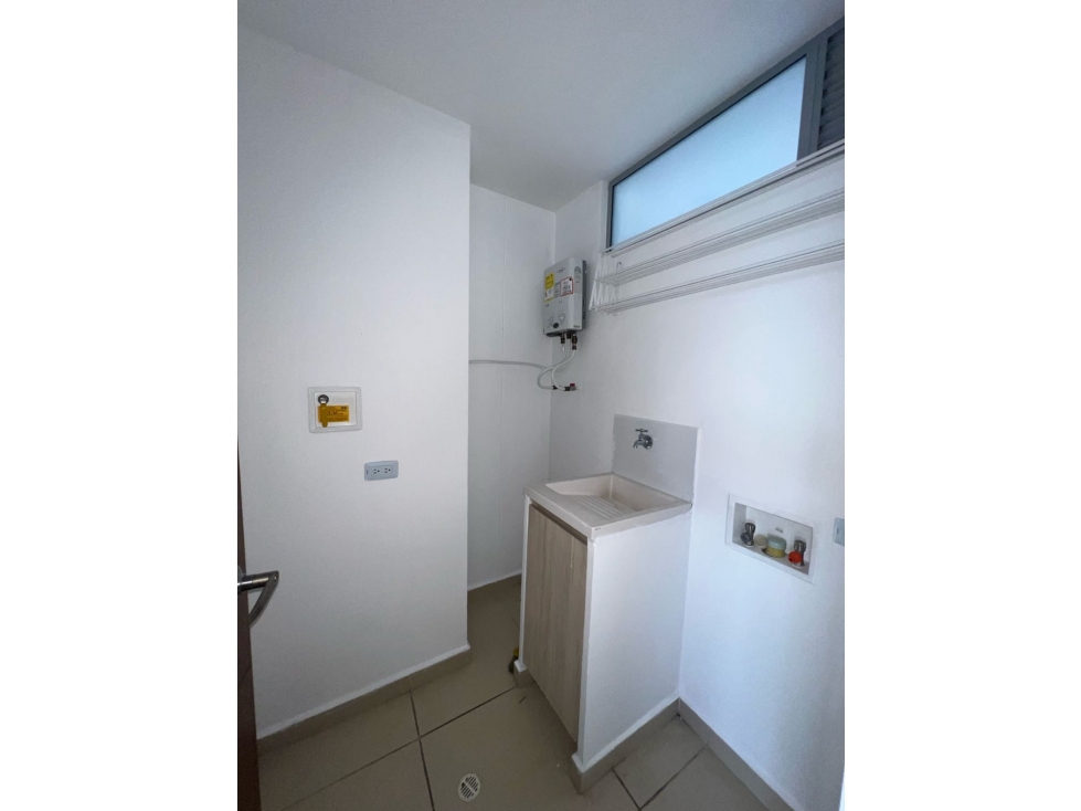 ARRIENDO APARTAMENTO AMPLIO Y CON VISTA PANORÁMICA EN EL POBLADO — foto 4