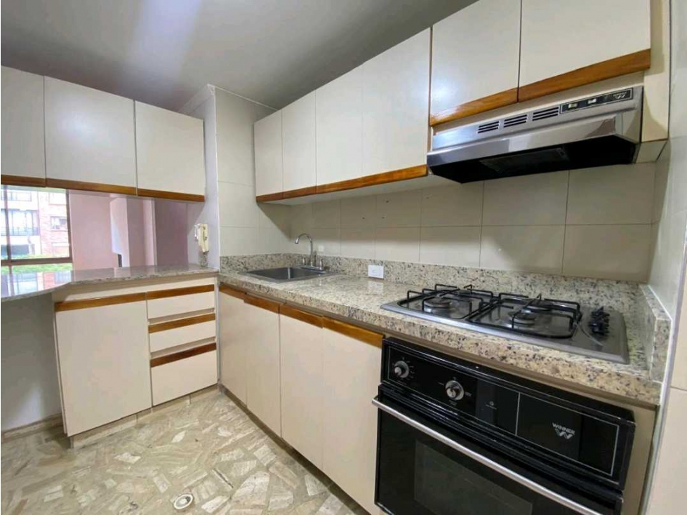 Arriendo Apartamento con excelente luz en Rosales Carrera 1 con 77 — foto 4