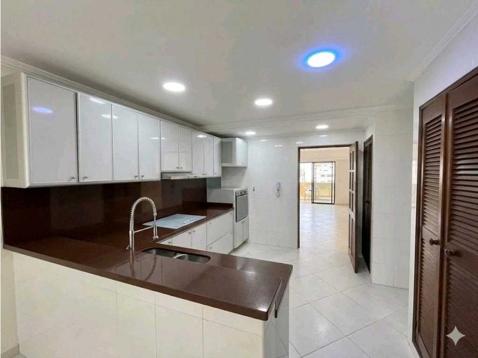 Arriendo Apartamento En Bocagrande De Tres Alcobas — foto 4
