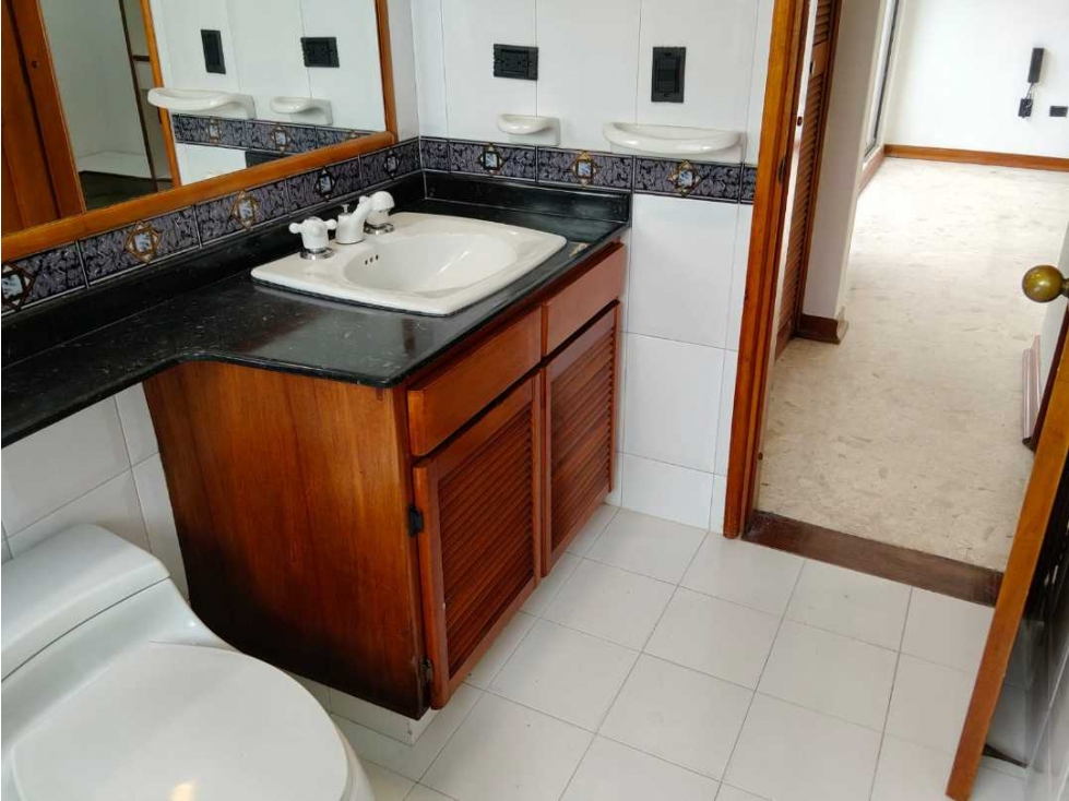 ARRIENDO APARTAMENTO EN EL POBLADO-CASTROPOL — foto 3