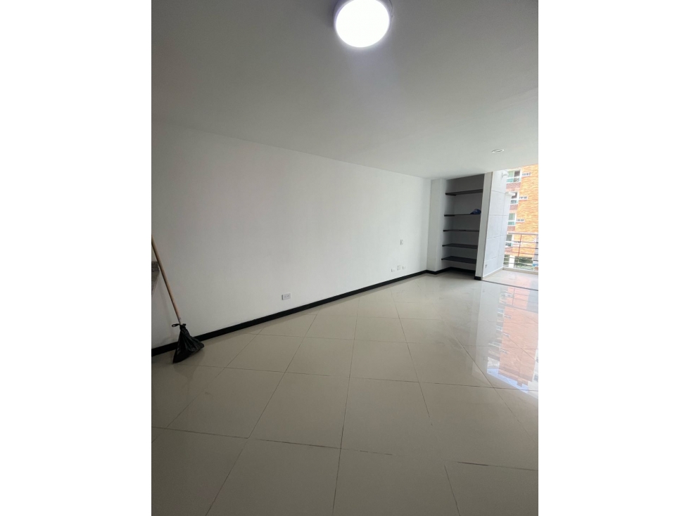 ARRIENDO HERMOSO APARTAMENTO DUPLEX EN LAURELES — foto 2