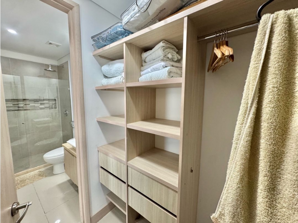 ARRIENDO APARTAMENTO MODERNO EN MANGA DE TRES HABITACIONES — foto 6