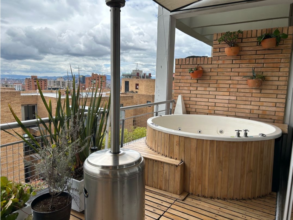 ARRIENDO APTO AMOBLADO 2 ALCOBAS. ROSALES. TERRAZA. VISTA.