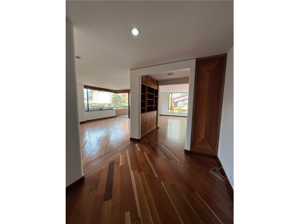 Arriendo apto en Rosales. Amplio iluminado con vista y terrazas — foto 2
