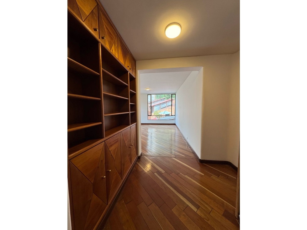 Arriendo apto en Rosales. Amplio iluminado con vista y terrazas — foto 3