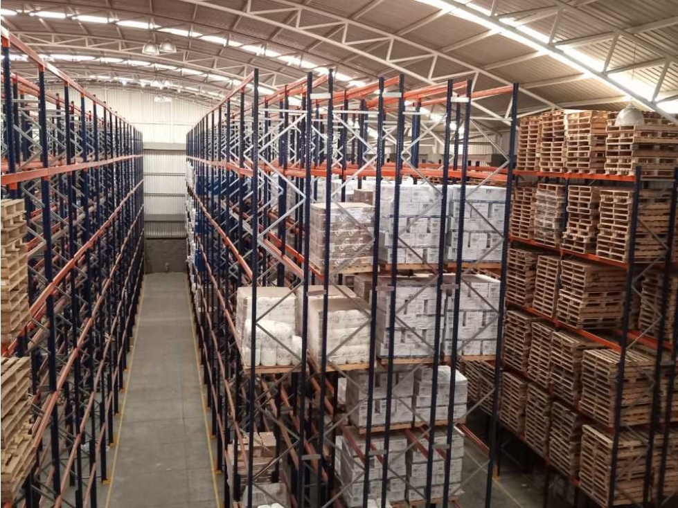 ARRIENDO BODEGA CON ESTANTERIA PARQUE INDUSTRIAL SIBERIA CALLE 89 - 3