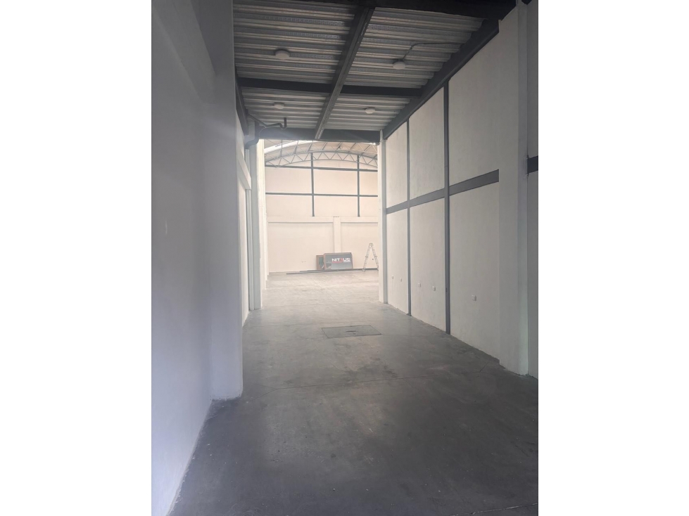 Arriendo bodega de 210 m² en el barrio Santa Sofía sobre la calle 80 — foto 4