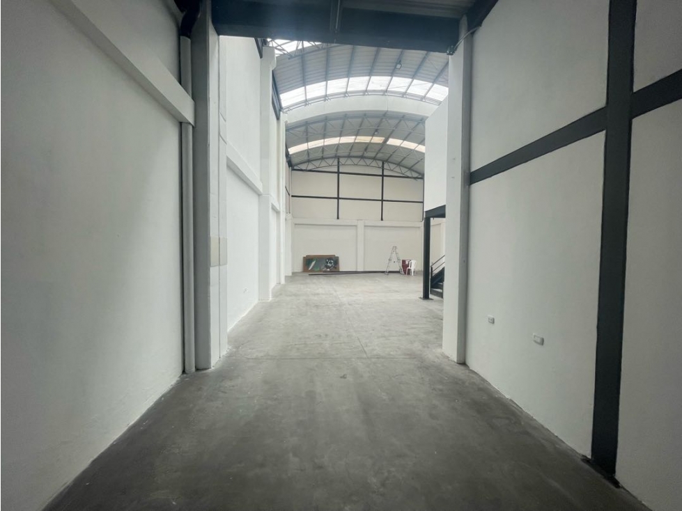 Arriendo bodega de 210 m² en el barrio Santa Sofía sobre la calle 80 — foto 3