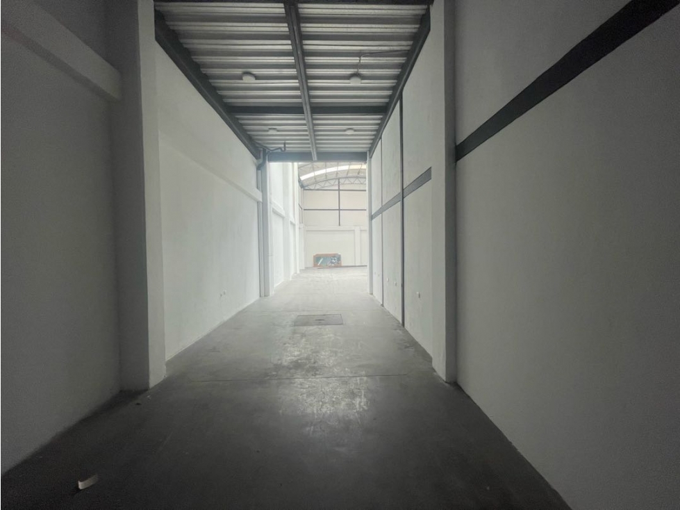Arriendo bodega de 210 m² en el barrio Santa Sofía sobre la calle 80 — foto 2