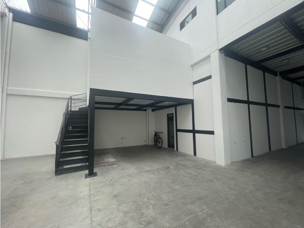 Arriendo bodega de 210 m² en el barrio Santa Sofía sobre la calle 80 — foto 5