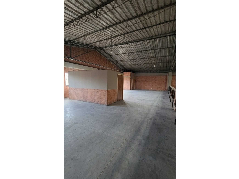 ARRIENDO BODEGA DE 2174M² EN PUENTE ARANDA — foto 2