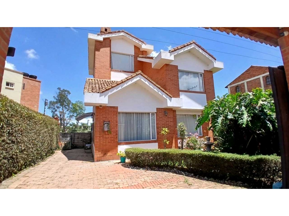ARRIENDO ESPETACULAR CASA UNIFAMILIAR EN CHIA.