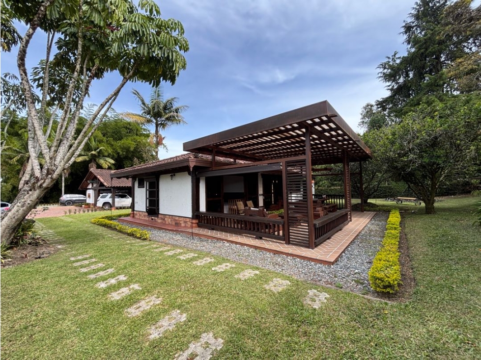 Arriendo casa campestre amoblada en Llanogrande con zona BBQ