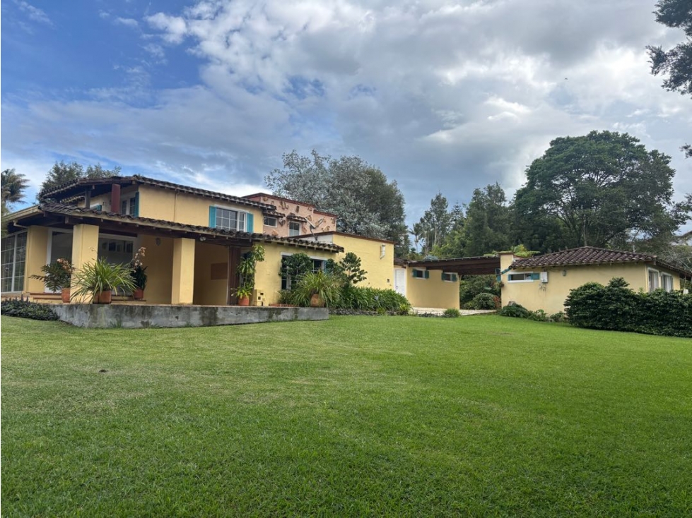 Arriendo inmueble comercial en Llanogrande con 12.500 m². A borde vía