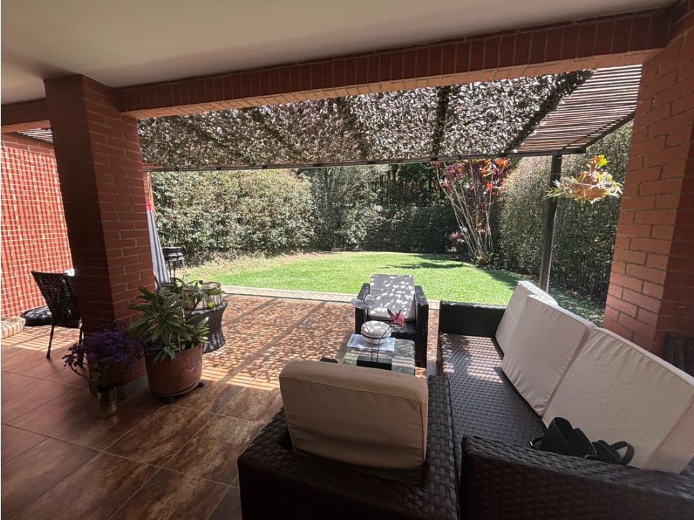 ARRIENDO CASA DE DOS NIVELES EN ENVIGADO LOMA LOS BENEDICTINOS