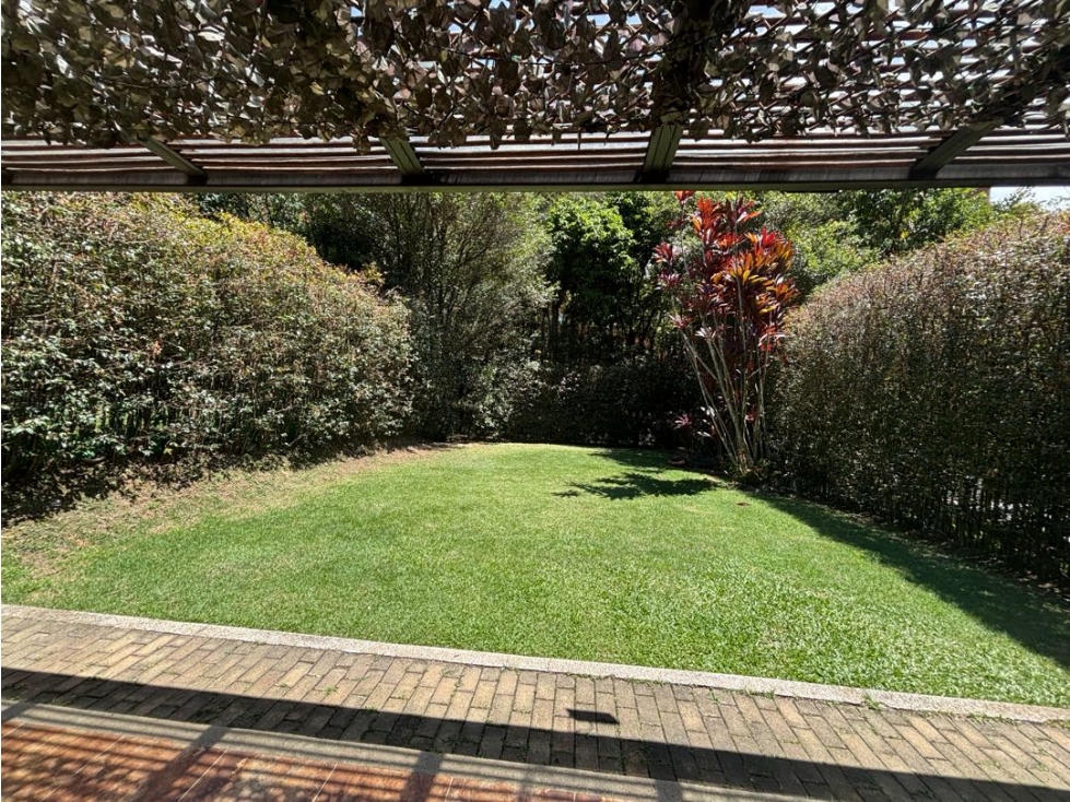 ARRIENDO CASA DE DOS NIVELES EN ENVIGADO LOMA LOS BENEDICTINOS — foto 2