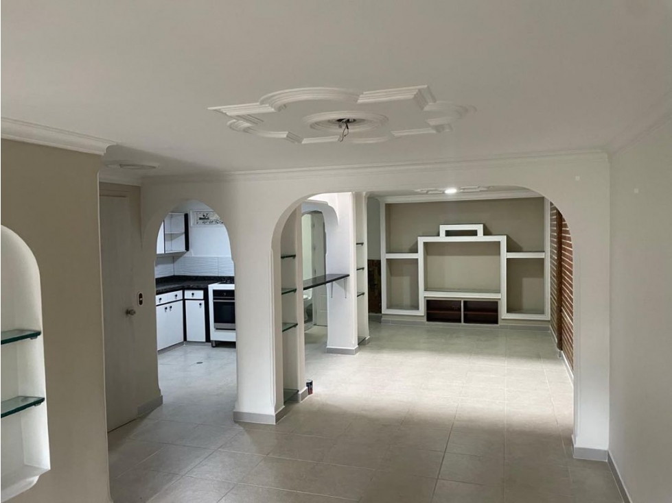 ARRIENDO CASA EN SABANETA PARTE BAJA