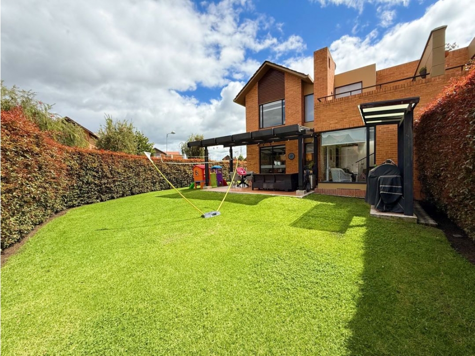 Arriendo casa esquinera semi independiente en Fontanar - 1