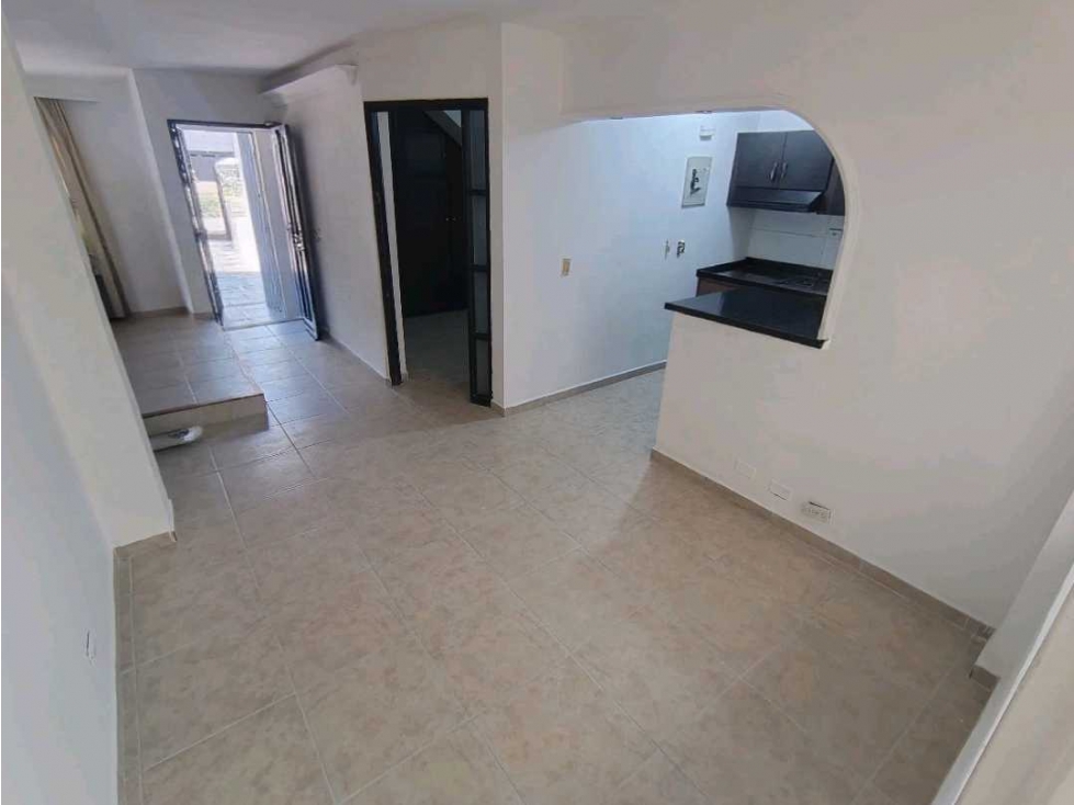 Arriendo casa primer piso santa monica,patio amplio