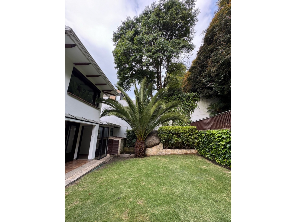 Arriendo casa remodelada Santa Ana Oriental con amplio jardin