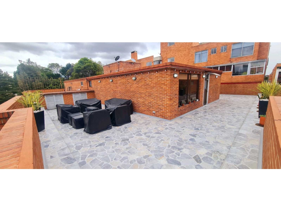 Arriendo vendo Chico Navarra 5 alcobas con baño 4 garajes terraza
