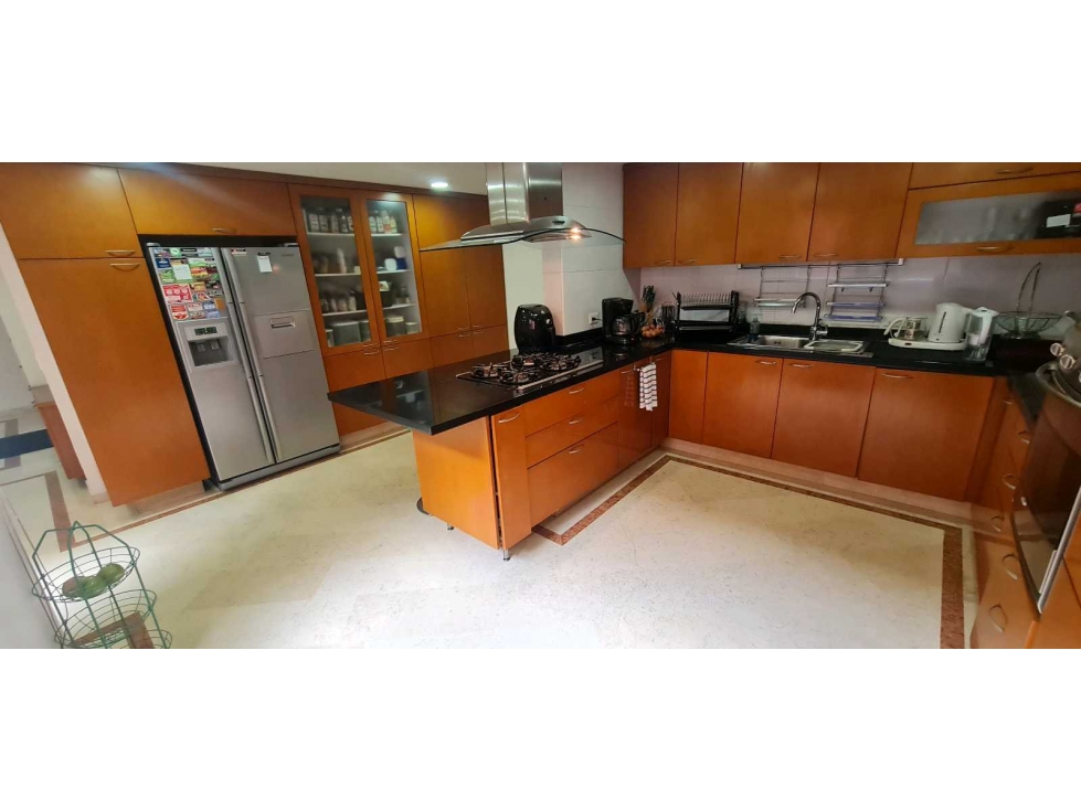 Arriendo vendo Chico Navarra 5 alcobas con baño 4 garajes terraza — foto 4