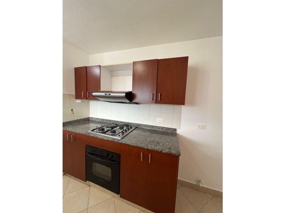ARRIENDO CÓMODO APARTAMENTO DE 2 NIVELES EN LA LOMA DE LOS BERNAL