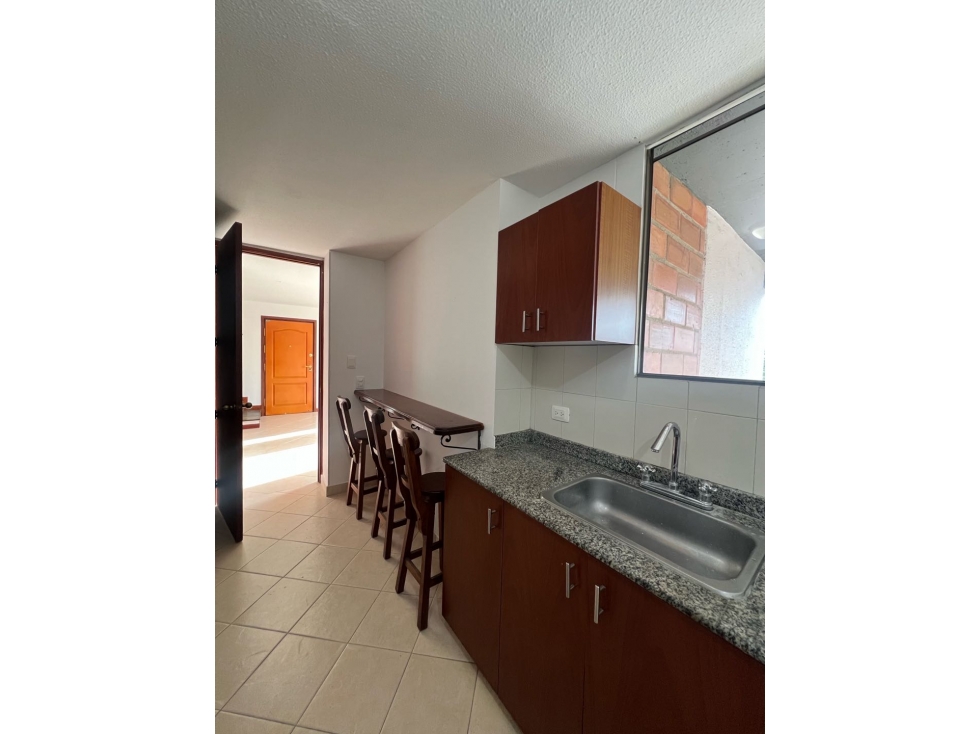 ARRIENDO CÓMODO APARTAMENTO DE 2 NIVELES EN LA LOMA DE LOS BERNAL — foto 2