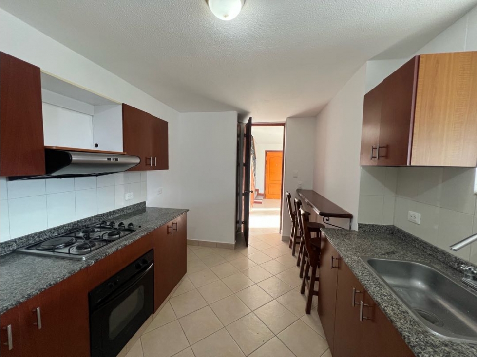 ARRIENDO CÓMODO APARTAMENTO DE 2 NIVELES EN LA LOMA DE LOS BERNAL — foto 3