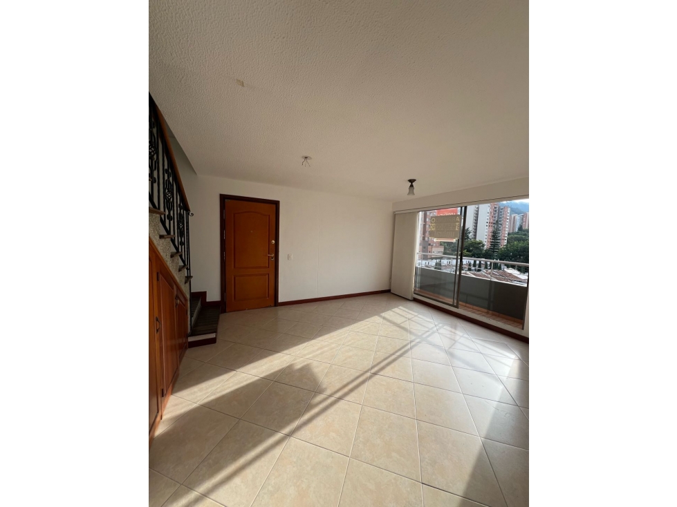 ARRIENDO CÓMODO APARTAMENTO DE 2 NIVELES EN LA LOMA DE LOS BERNAL — foto 4