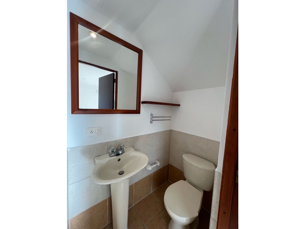 ARRIENDO CÓMODO APARTAMENTO DE 2 NIVELES EN LA LOMA DE LOS BERNAL — foto 5