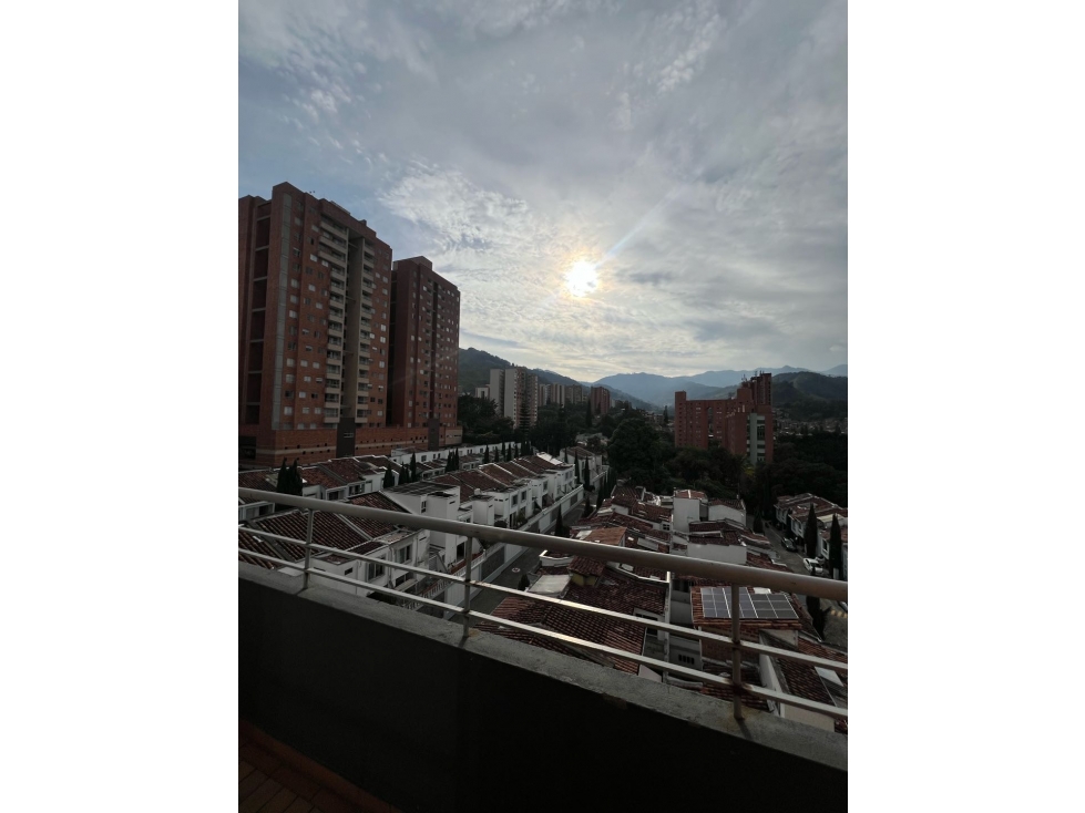 ARRIENDO CÓMODO APARTAMENTO DE 2 NIVELES EN LA LOMA DE LOS BERNAL — foto 6