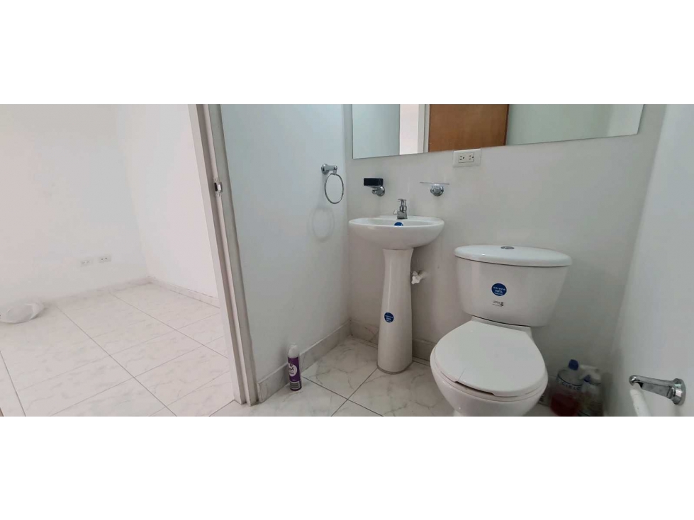 Arriendo Vendo oficina Chapinero baño sala espera ascensor — foto 6