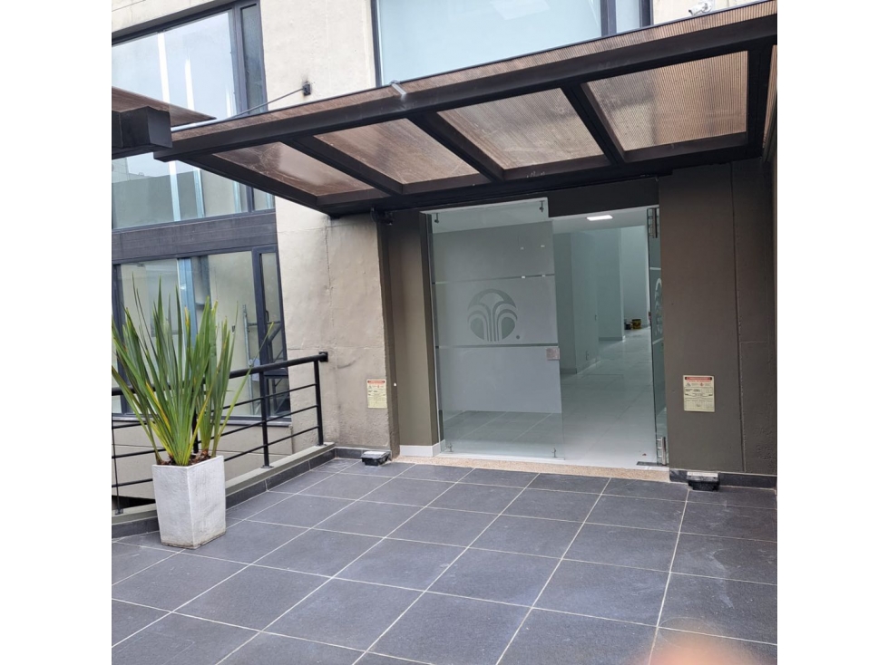 ARRIENDO ESPECTACULAR LOCAL SOBRE LA CARRERA 15 CON 93A — foto 4