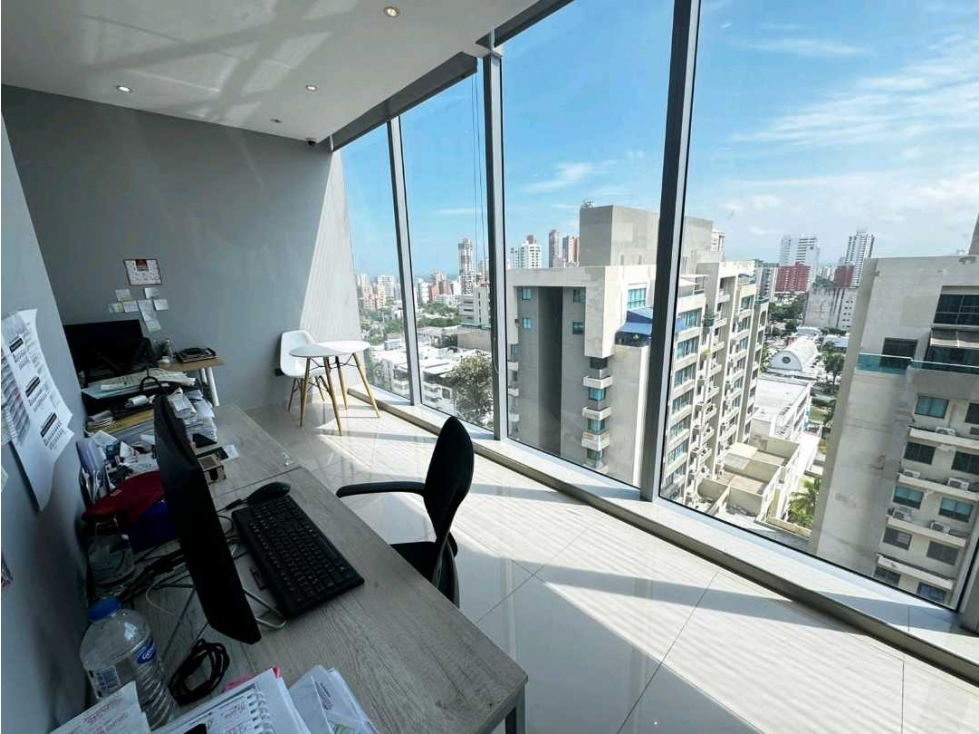 ARRIENDO HERMOSA OFICINA QUANTUM TOWER — foto 3