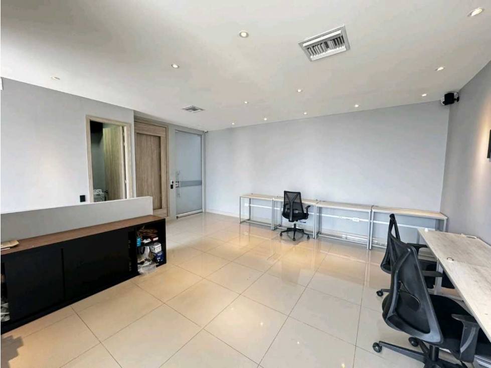 ARRIENDO HERMOSA OFICINA QUANTUM TOWER — foto 5