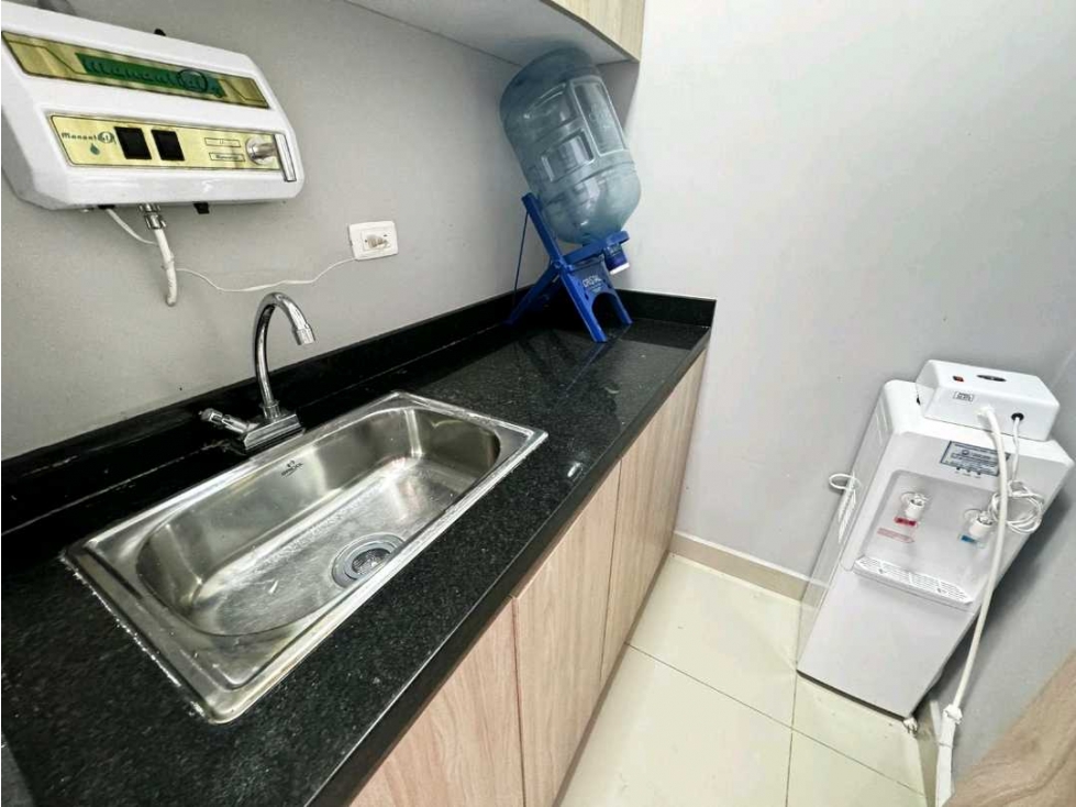 ARRIENDO HERMOSA OFICINA QUANTUM TOWER — foto 6