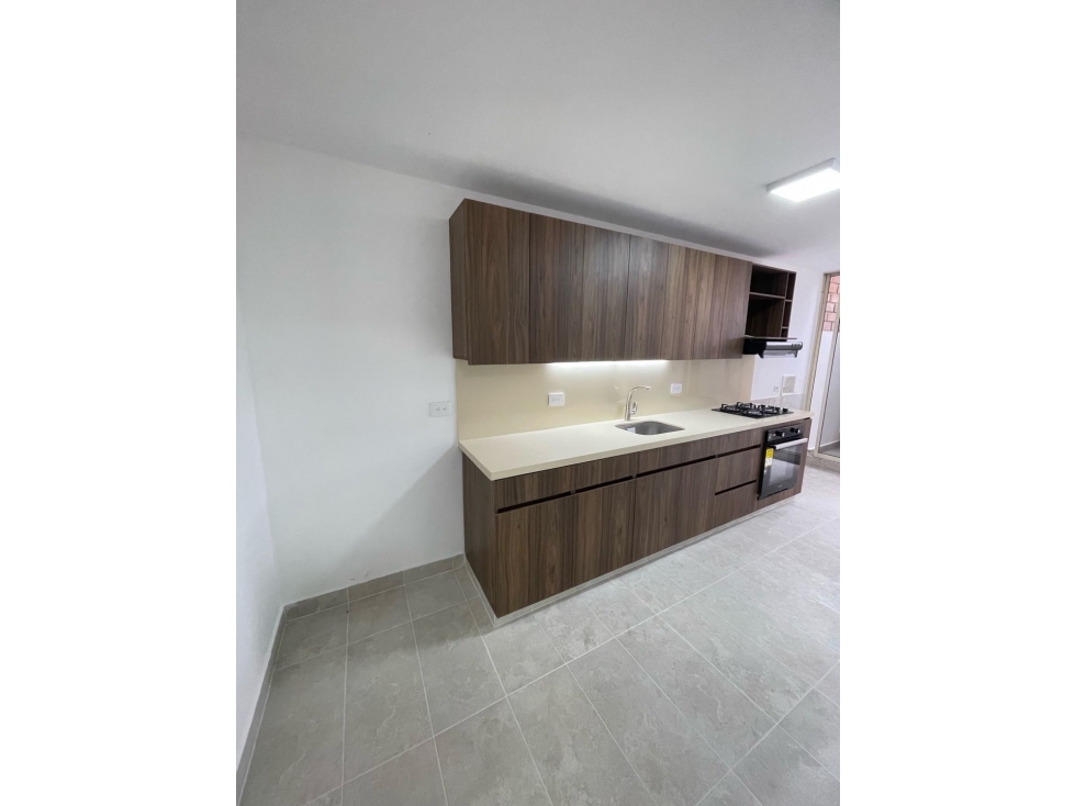 ARRIENDO HERMOSO Y AMPLIO APARTAMENTO EN LAURELES — foto 2