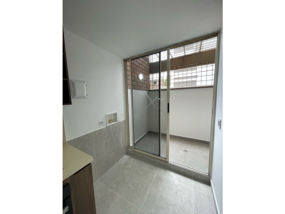 ARRIENDO HERMOSO Y AMPLIO APARTAMENTO EN LAURELES — foto 3