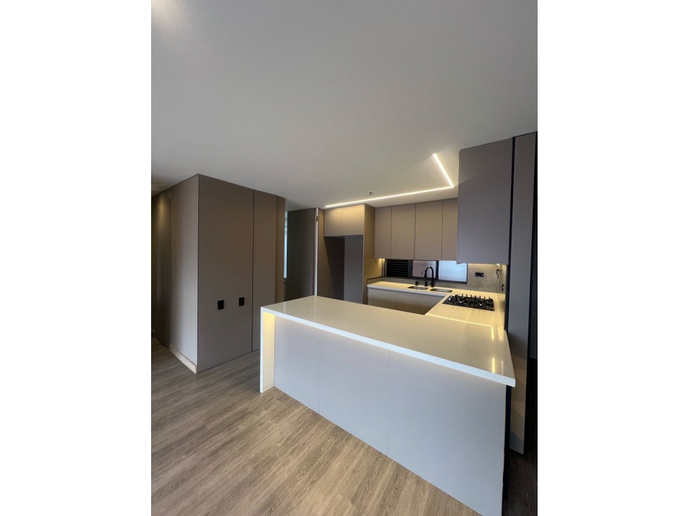 ARRIENDO HERMOSO,CÓMODO Y AMPLIO APARTAMENTO UBICADO, EN EL POBLADO