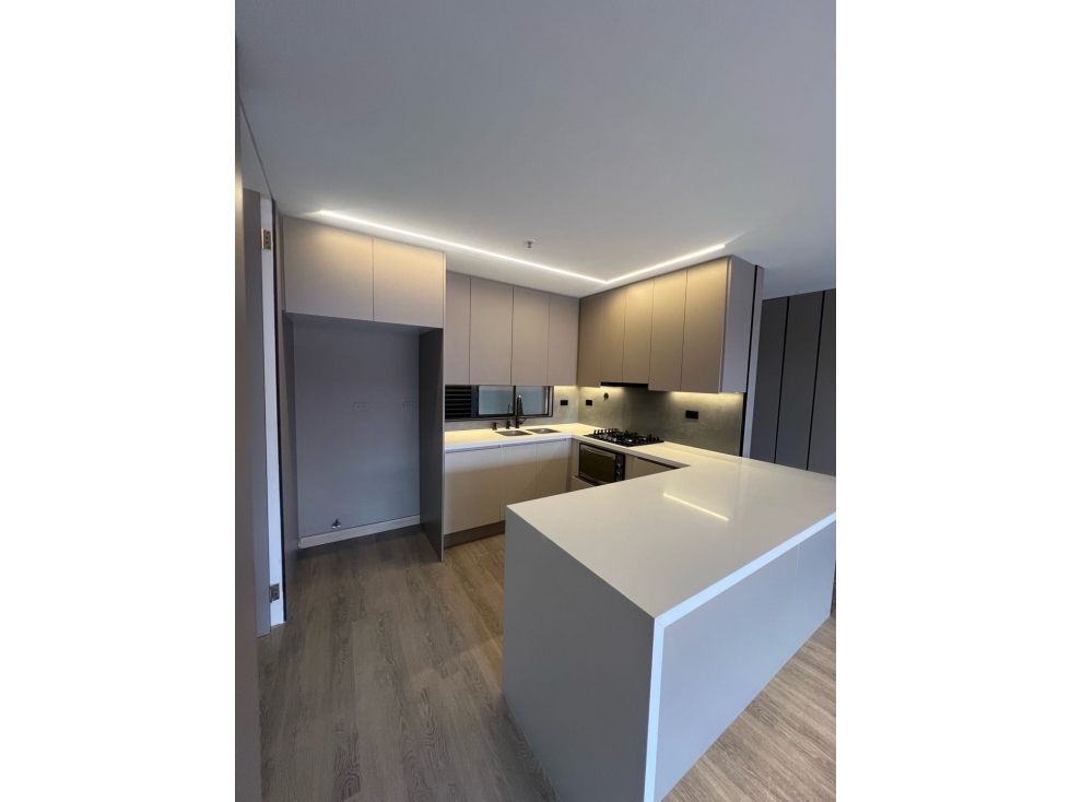 ARRIENDO HERMOSO,CÓMODO Y AMPLIO APARTAMENTO UBICADO, EN EL POBLADO — foto 2
