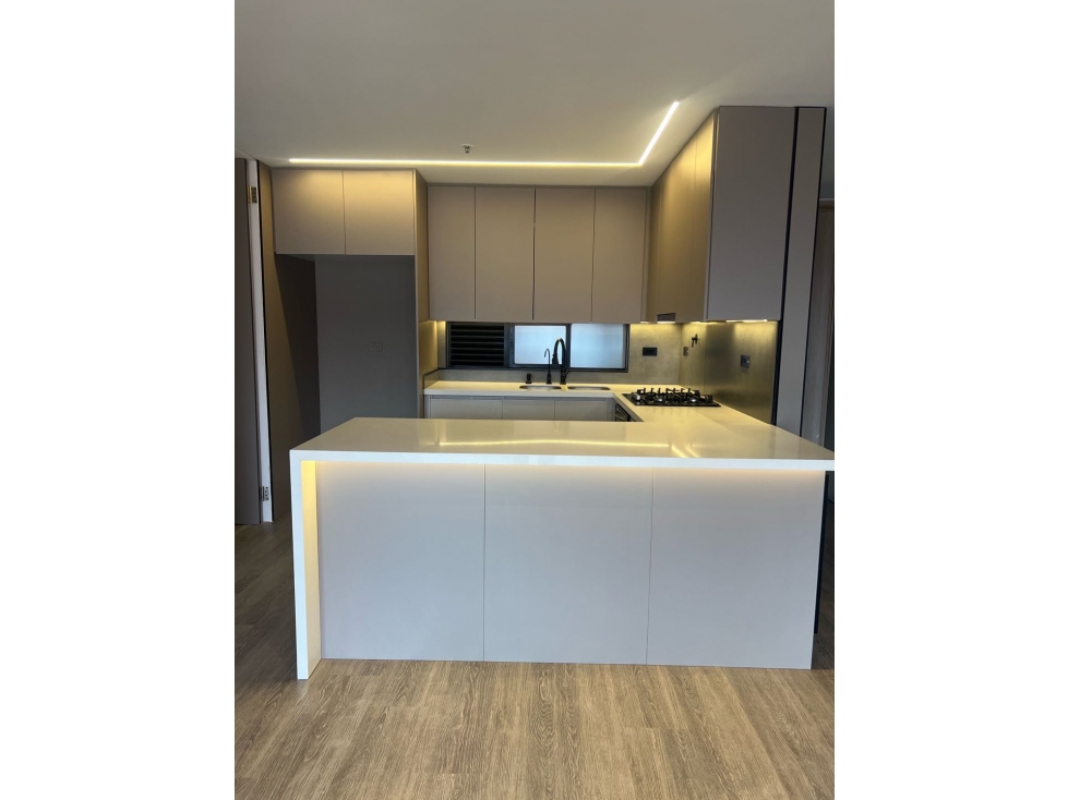 ARRIENDO HERMOSO,CÓMODO Y AMPLIO APARTAMENTO UBICADO, EN EL POBLADO — foto 3