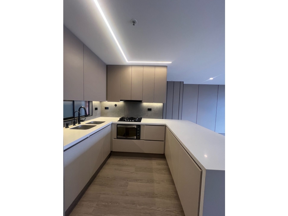 ARRIENDO HERMOSO,CÓMODO Y AMPLIO APARTAMENTO UBICADO, EN EL POBLADO — foto 4