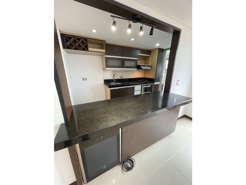 ARRIENDO LINDO Y AMPLIO APARTAMENTO EN EL POBLADO