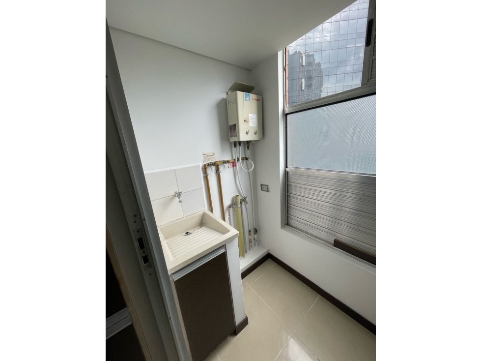 ARRIENDO LINDO Y AMPLIO APARTAMENTO EN EL POBLADO — foto 3