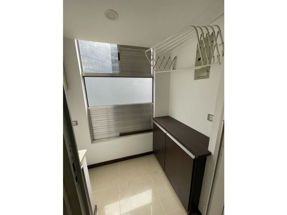ARRIENDO LINDO Y AMPLIO APARTAMENTO EN EL POBLADO — foto 4