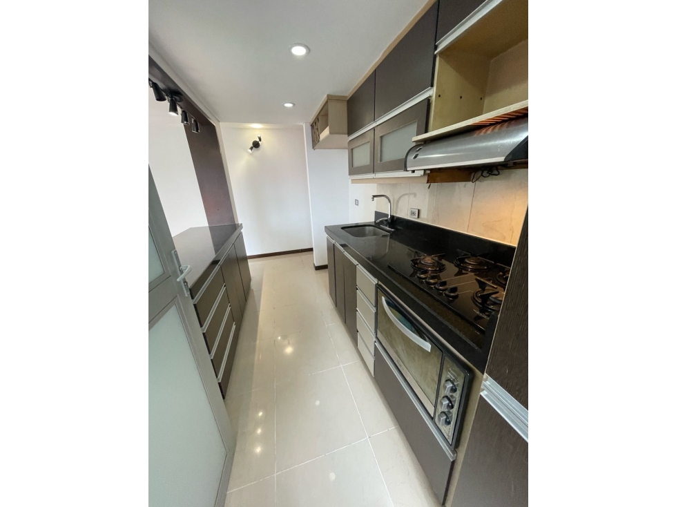 ARRIENDO LINDO Y AMPLIO APARTAMENTO EN EL POBLADO — foto 5