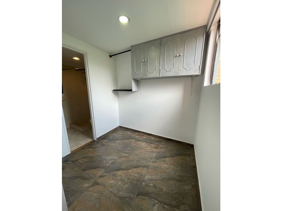 ARRIENDO LINDO Y AMPLIO APARTAMENTO EN EL POBLADO — foto 6