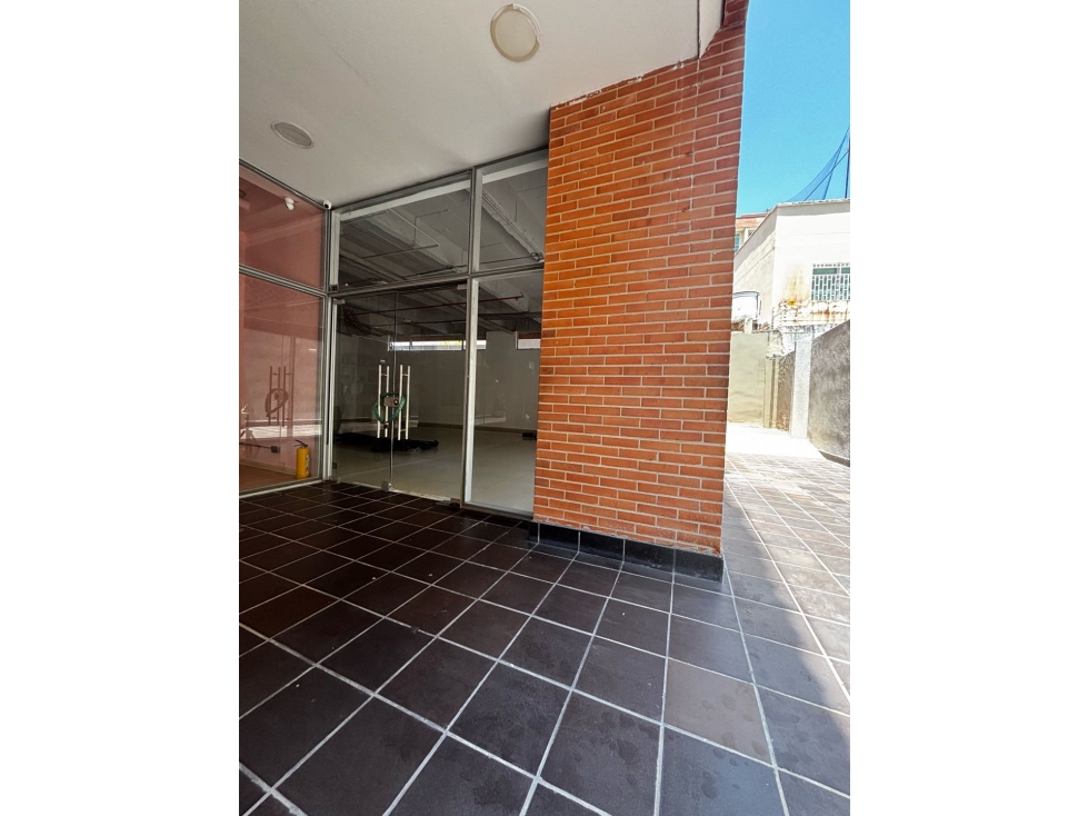 Arriendo local 112m2 1 piso — foto 2